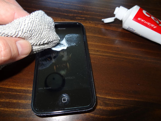 6 cách đơn giản xóa vết xước trên điện thoại