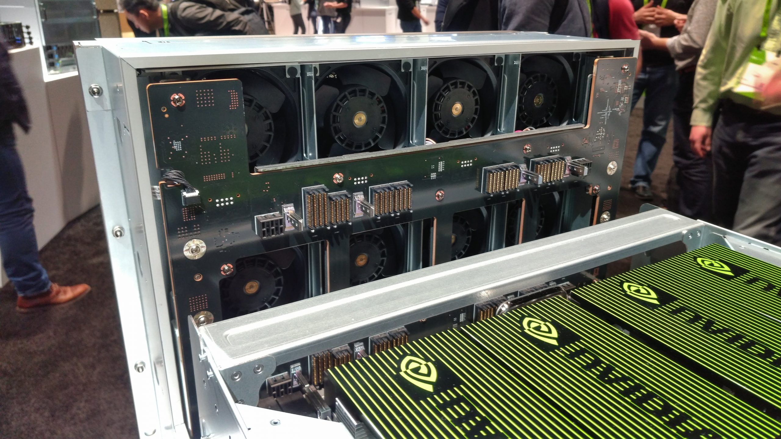 Quạt làm mát của hệ thống Nvidia DGX-2 được trưng bày tại GTC 2018