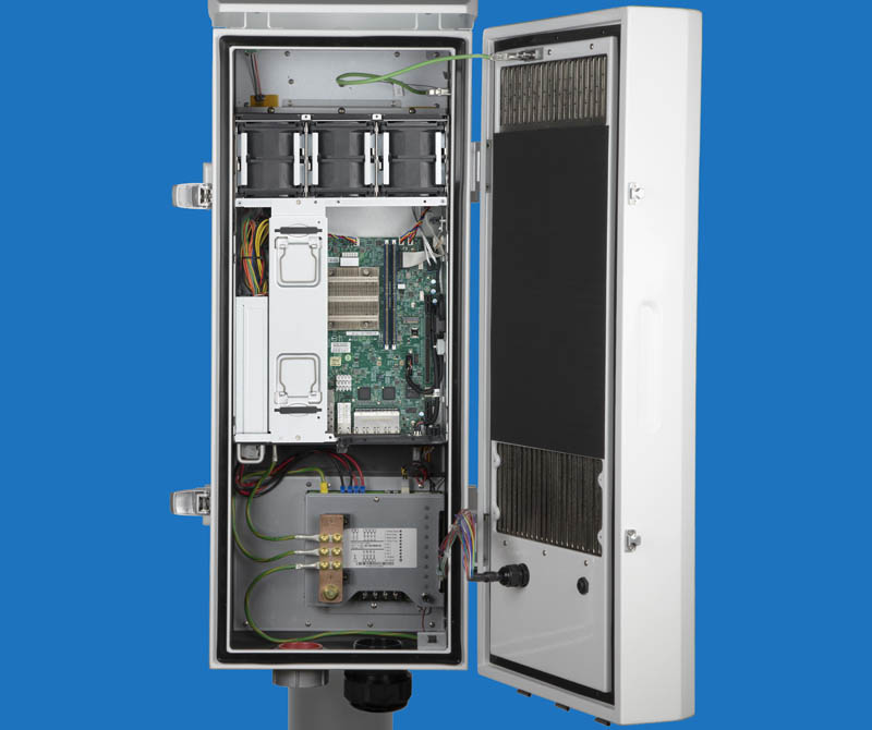 Hệ thống cạnh ngoài trời Supermicro mở với xeon D Shown