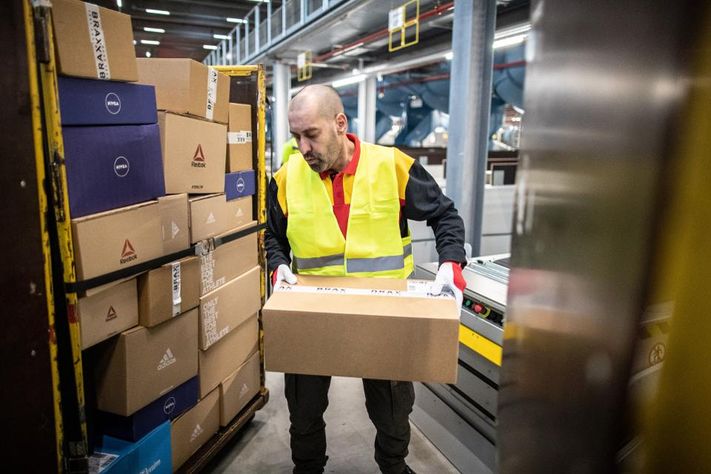 DHL mở trung tâm bưu kiện mới