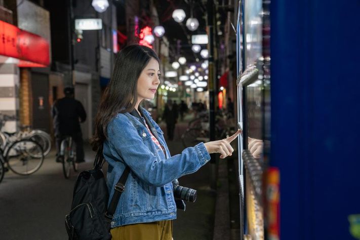 mua thực phẩm từ máy bán hàng tự động.
