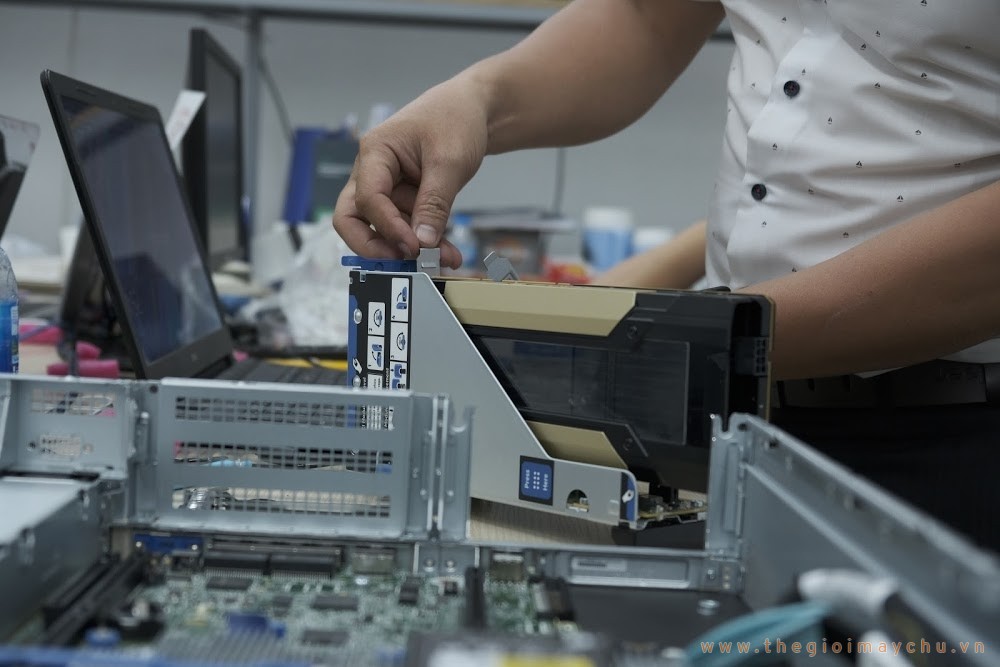 NVIDIA Tesla V100 được lắp vào máy chủ HPE DL380 G10