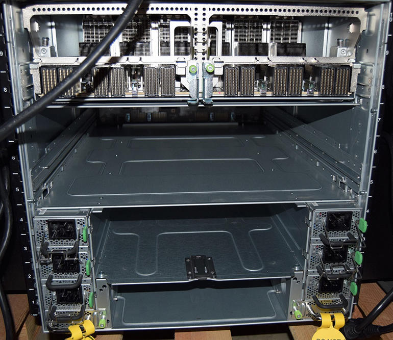 Mặt sau Nvidia DGX-2