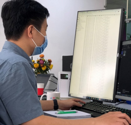 Vũ Hoàng, Trưởng nhóm AS của VinBrain đang đào tạo mô hình AI cho Nhận dạng giọng nói bằng DGX A100