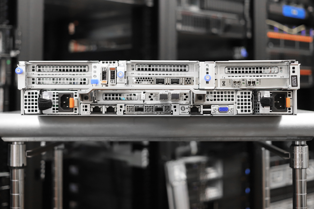 Mặt sau của Dell EMC PowerEdge R750