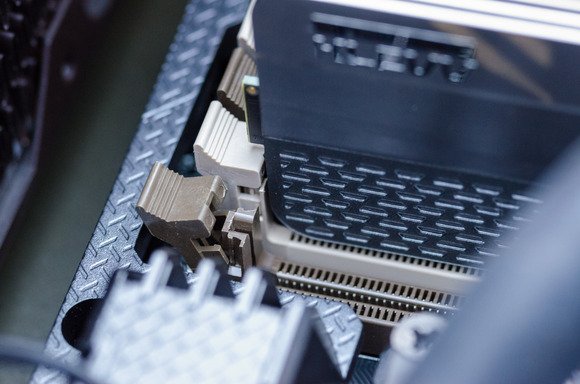 Lấy các thanh RAM mới ra khỏi vỏ bọc và đặt chúng trên vỏ bọc
