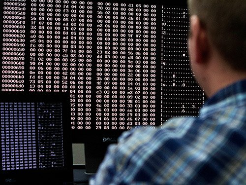 Một nhà phân tích đang xem code tại 1 phòng thí nghiệm malware của trung tâm bảo vệ an ninh mạng Idaho National Laboratory
