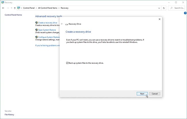 Chọn hộp Back up system files to the recovery drive