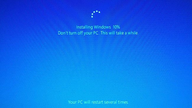 Windows sẽ cho bạn biết rằng nó đang khôi phục PC