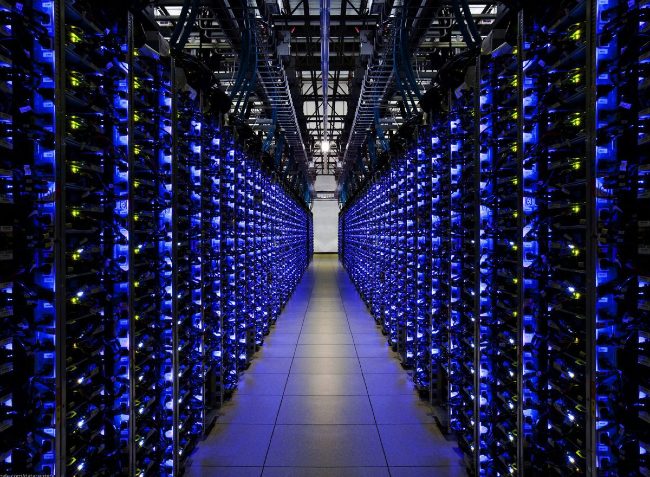 Các công ty lớn thường phải dùng tới những siêu máy tính để làm web server
