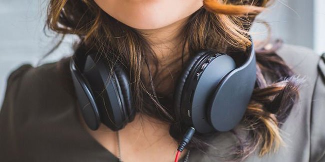 Đừng quên mất mình đang đeo tai nghe!