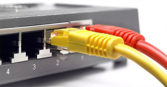 Cáp Ethernet được cắm vào một hub