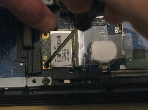 gắn trở lại các ăng-ten đã tháo lúc trước rồi đóng Panel (nắp laptop) lại.