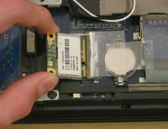 kéo card WLAN một góc về phía bạn và tháo card WLAN cũ ra khỏi khe cắm