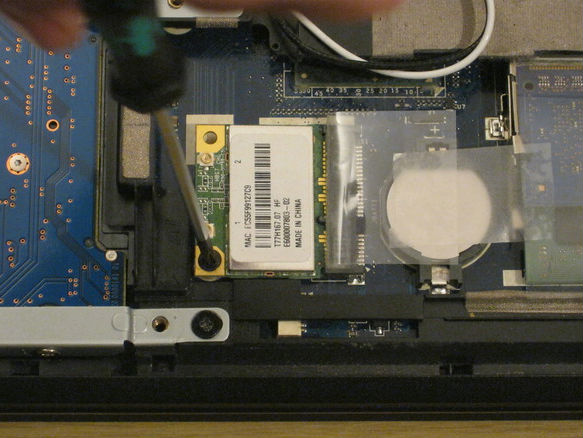 Tháo ốc vít khỏi card wlan